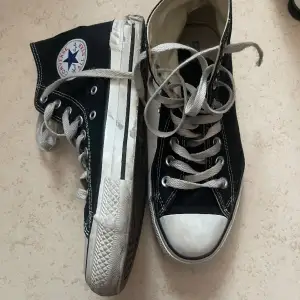 Converse i använt skick, syns inte mycket när man har långa byxor över❤️