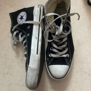 Converse - Converse i använt skick, syns inte mycket när man har långa byxor över❤️