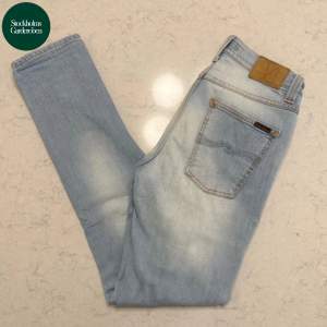 ”Lean Dean” från Nudie Jeans Co | Storlek: 31/34 - Skicket på jeansen är väldigt bra utan defekter - Vårat pris: 649kr - Nypris: 1,599kr - Modellen är 184cm och väger 80kg. 