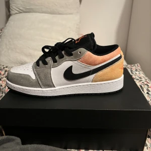 Nike Air Jordan Low - Säljer dessa oanvända air jordan i färgen ”flight club”. Nypris 2200