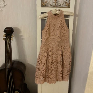 Vackert broderier spets klänning puder rosa ny! - Storlek 36