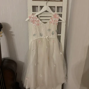 Tyllklänning med blommor och löv tyll klänning bröllop dop fest påsk - Storlek 12-13 år
