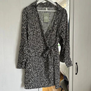 Omlottklänning  - Omlottklänning från hm  Storlek m