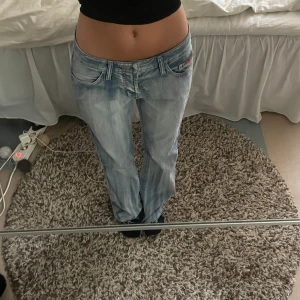 Low/midwaist jeans - Säljer dessa jättesnygga low/midwaist jeansen som tyvärr inte kommer till användning. De är lite för långa för mig som är 163 men sitter annars perfekt😌