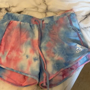 adidas shorts  - tränings shorts eller pyjamas shorts går att använda som man vill!