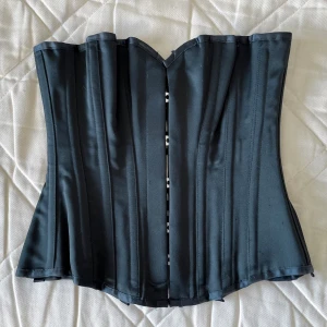 Korsett Vollers strl 28 - Korsett från Vollers Strl 28 Mycket fint skick, stålskenor