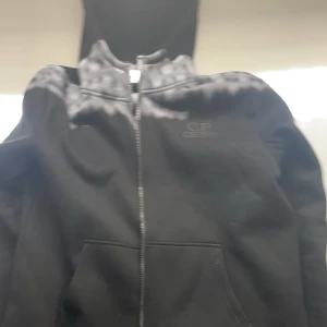 Svart Company hoodie  - Den är storlek M, använd Max 5-6 gånger , köpt för ca 2 månader sen