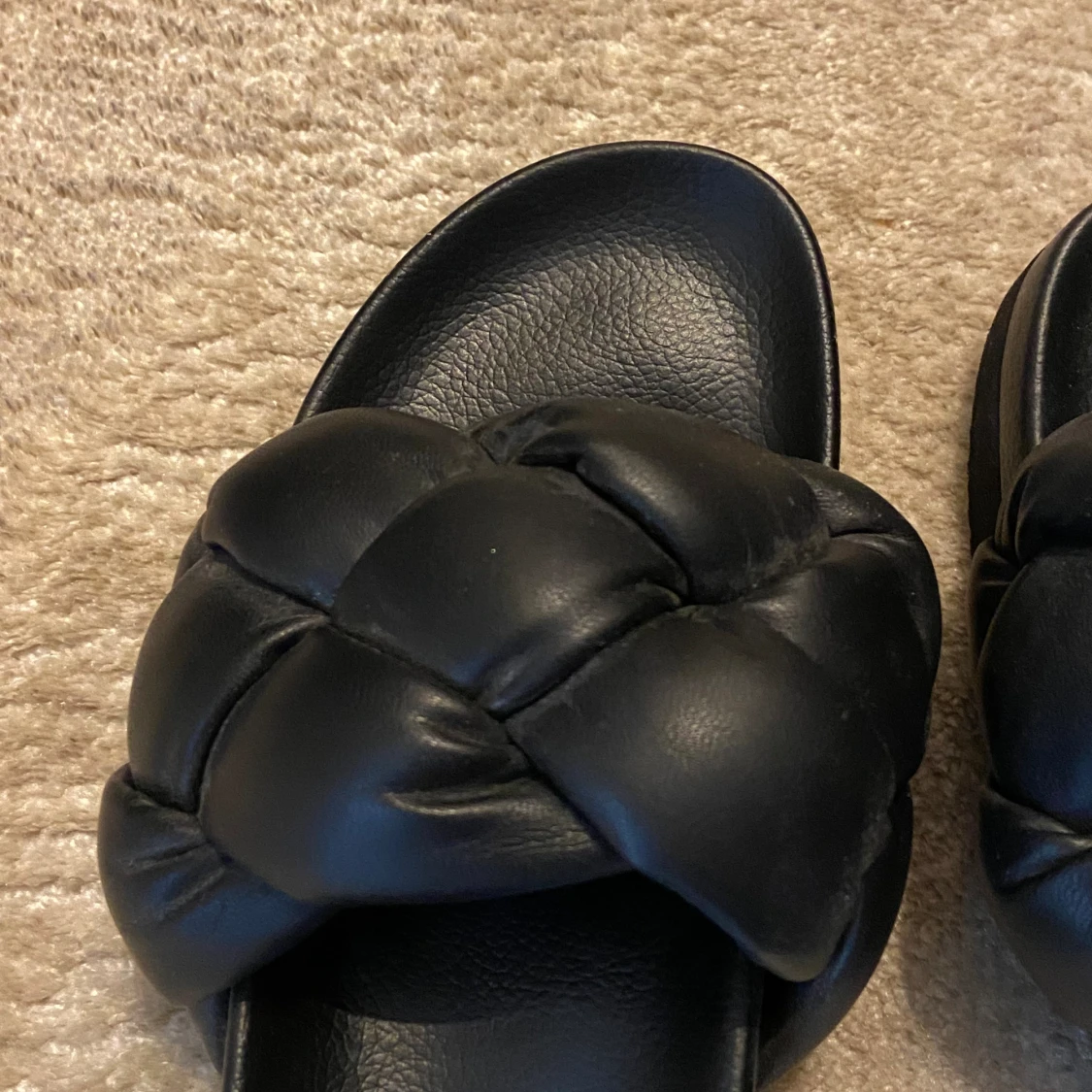 Svarta sandaler  - 90