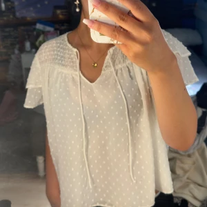 Zara blus  - Superfin blus från Zara i toppskick, perfekt nu i sommar, i storlek S🌸🙌🏼 