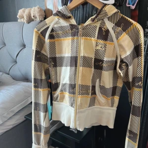 Äkta applebottom kofta! - Jättefin köpt på humana för ett tag sen! Sitter ganska tight så även om det står M så skulle jag säga att den sitter som en XS/S :)  Pris kan diskuteras vid köp av fler plagg!