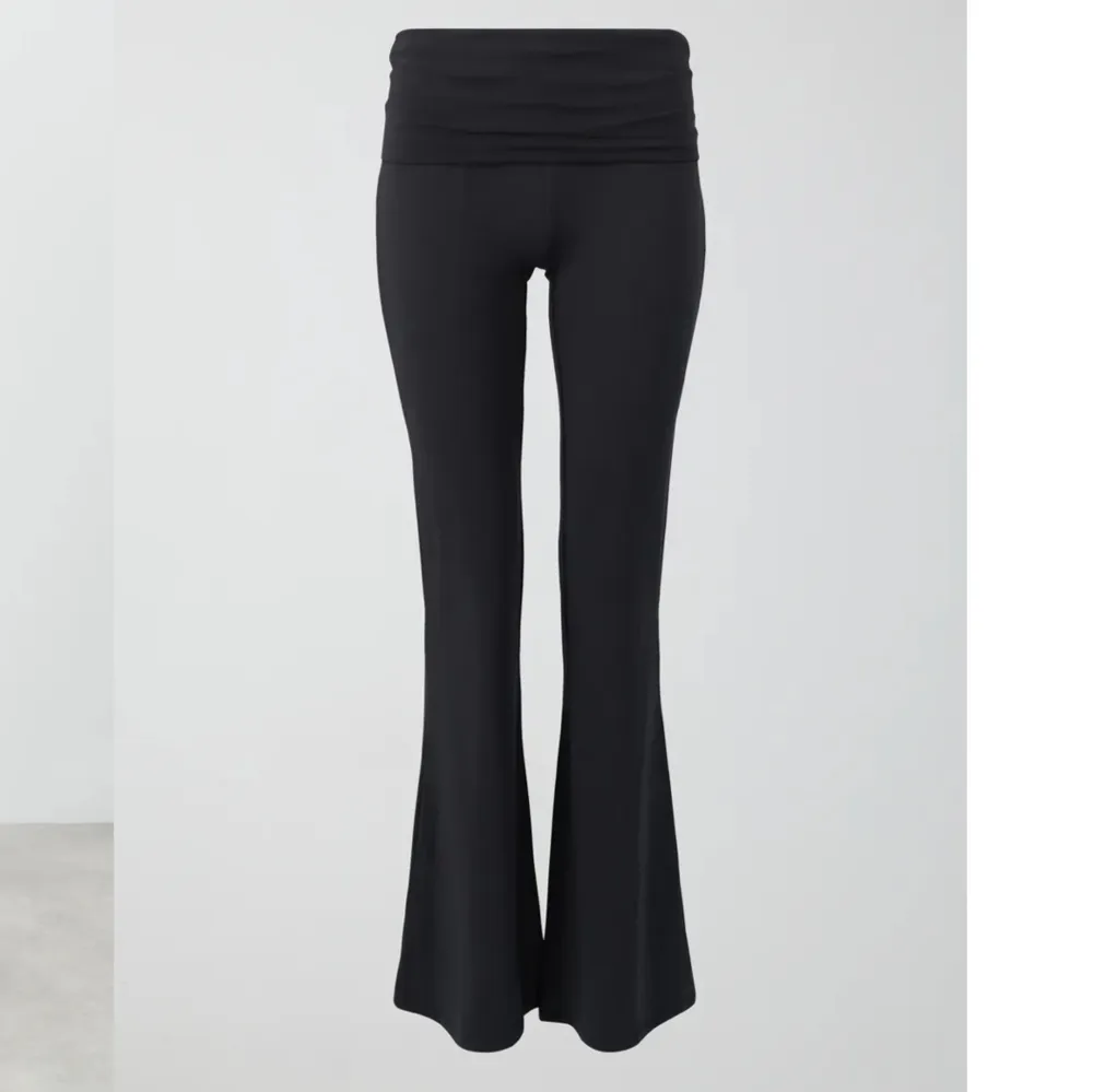 Superfina mörkgråa yoga pants från Ginatricot🩷använda typ en gång men i jättebra kvalitet. Nypris 360kr. Jeans & Byxor.