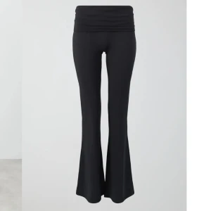 Mörkgrå Yoga pants - Superfina mörkgråa yoga pants från Ginatricot🩷använda typ en gång men i jättebra kvalitet. Nypris 360kr