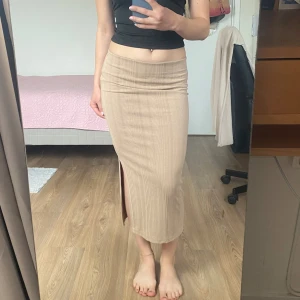 Kjol - Snygg midi kjol från Gina i mycket bra skick🩷