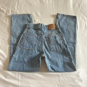 Levis jeans - Midjemått: 32 cm rakt över ✨Innebenslängd: 70 cm