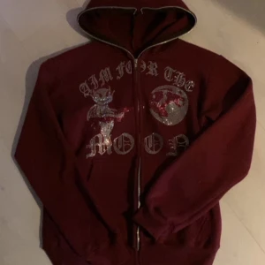 Aim for the moon hoodie - Hej! Säljer sonens Aim for the moon hoodie, den är i bra skick och man kan dra upp dragkedjan över ansiktet, skriv om ni har frågor 😇