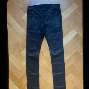 SLP Slim Waxed denim. Bra skick men öppnade fållar så den sitter mer som en 32.  Liknar RO tyrones i passformen. Kan skicka mått om det behövs! 🐈‍⬛🐝🐃