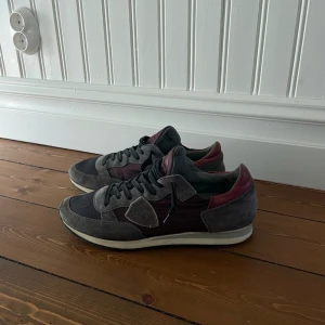 Philippe Model skor  - Stiliga Philippe Model sneakers i storlek 42 1/2. Fint skick. Säljer för ett mycket förmånligt pris. Skriv vid frågor/funderingar! :)