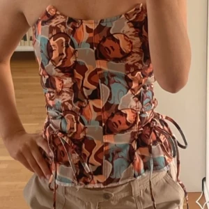 Corsett top i jeans  - Fin Corsett som endast är använd en gång då den senare blev för liten! Storlek xs/s går att spänna in vid sidorna!💖