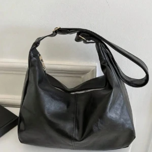 Väska  - Så snygg, går ej att få tag i nånannastans då den är secondhand <3