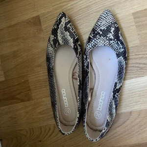 Ballerinaskor  - Säljer ett par fina ballerinaskor, i storlek 37.