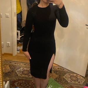 Långärmad klänning - Snygg ribbad klänning med långa ärmar. Slitsen är lite trasig. 💕men syns inte på håll