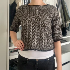 Mönstrad stickad - Mönstrad trekvartsärmad stickad tröja😍😍 såå himla cool och unik!!!
