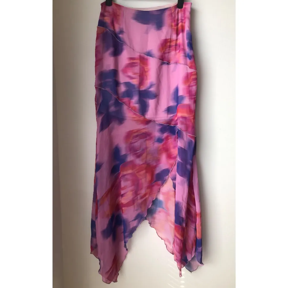 ASOS skirt, very good condition, perfect for summer! The colourful fabric is sheer, but has a pink short skirt underneath . Hameet.