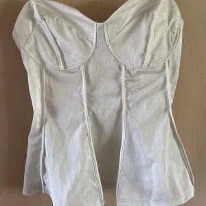 Jättesöt ”korsett” top🤍 - Super gullig och perfekt nu i sommar korsett top ifrån Hm. Den är enbart använd vid ett tillfälle. Storlek M. Kom gärna med prisförslag eller använd ”Köp nu”🤍🤍