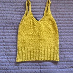 Strandtopp - Topp som är perfekt till sommaren, stickad och luftig samtidigt väldigt snygg:) (En aning varmare/ orange färg än på bild)