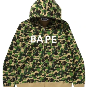 BAPE x Undefeated zip up hoodie - BAPE x Undefeated Hoodie, knappt använd 10/10 skick, kvitto och original förpackning medföljer. Storlek: Medium  Nypris: 5550kr, mitt pris: 2850kr