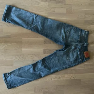 Levi’s athletic jeans - Säljer mina levi’s athletic då jag vuxit ur, under de 3 månaderna jag använt de har de varit cirkus 10 gånger, så de är i mycket fint skick!