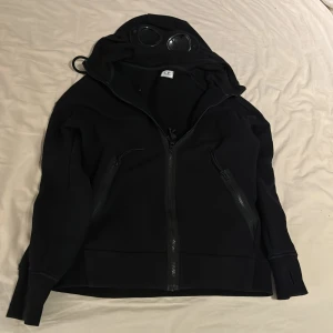 CP Company Hoodie - Äkta cp company hoodie Väldigt fin och inga hål