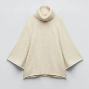 Zara stickad tröja - Supersnygg stickad tröja med kortare ärm från Zara. Tröjan är i storlek S, och är i använt men i bra skick och har också tvättat den några gånger! Säljs pga att den inte kommer till användning längre🤍