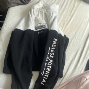 Skön snygg hoodie  - Bra skick från hm skön till sommarkvällar vintrar höst och mer passar till allt jeans, mjukis o många fler byxor den är svart vit och grå med texter 