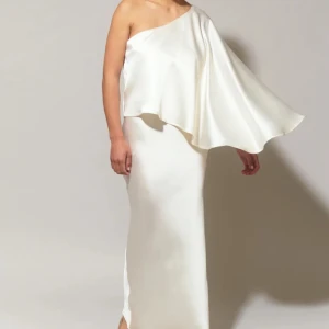 One shoulder dress - Säljer nu denna jätte fina och trendiga klänningen från gina som i stort sätt alltid är slutsålt! Storlek 36💕