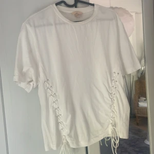 Vit t-shirt med knytning - Säljer denna vita t-shirt då den inte kommer till användning längre🤍