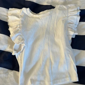 Zara topp - Jag säljer denna fina topp från zara som tyvärr har blivit för kort för mig, den är i fint skick och perfekt nu inför sommaren❣️ Säljer även två likadana i svart och blå! Kontakta gärna innan ni trycker på köp nu❣️