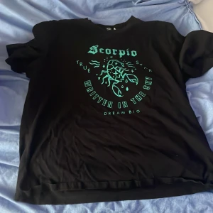 Tröja  - Scorpion tröja från h&m mjuk och skön att ha på sig 