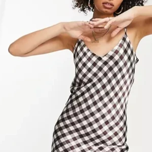 Rutig slipdress - Klänning från Topshop i storlek 36. Aldrig använd, lappen sitter kvar. 