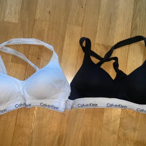 Calvin Klein bh - Säljer 2 stycken Calvin Klein bhs/toppar.  De är båda i storlek M och passar inte längre. De är i använt skick. En ny ligger på runt 400kr (beror på var man kollar).  Säljer en för 50kr eller båda för 80kr!  Hör av er om ni har några frågor!