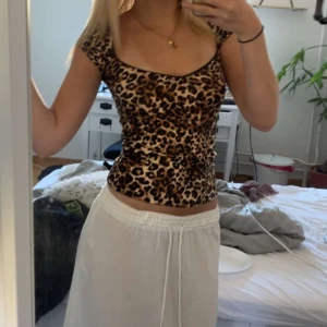 Leopardmönstrad topp - Super söt tröja med leopardtryck från Nelly. Köpt för ungefär en vecka sedan och endast använd 1 gång. Känner inte att det var min stil.. Använd gärna ’köp nu’ 😇❤️