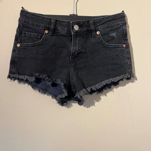 Jeansshorts - Lågmidjade jeansshorts som är perfekt för sommaren. Säljer då jag har andra. Köpta för 2 år sen på HM men har använt max 3 ggr så dem är i toppen skick