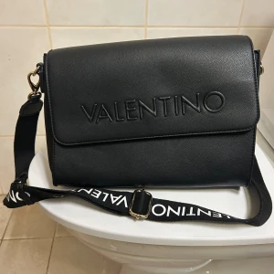 Valentino Väska - Fräsch ny väska, knappt använd