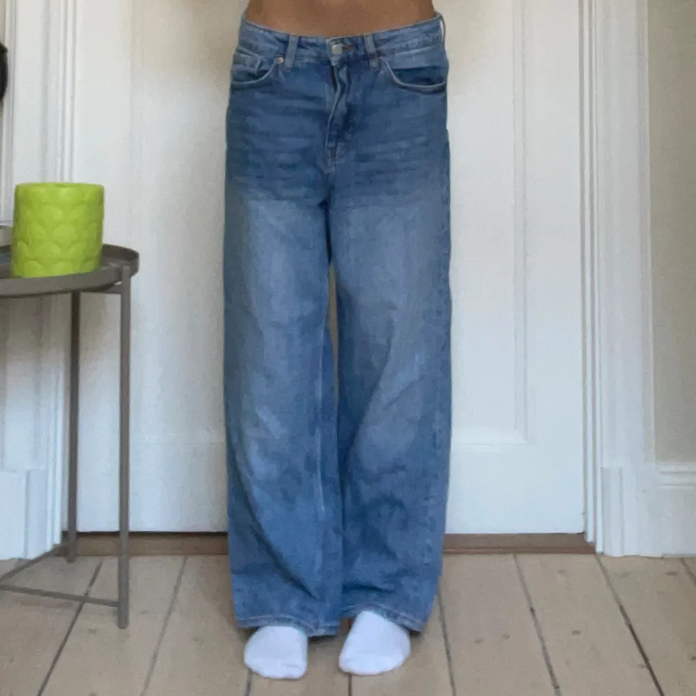 Snygga jeans från Monki i modellen 'Mozik'. Nypris 499 kr, i nyskick 💙Passar också stl 25, XS. Farkut & Housut.