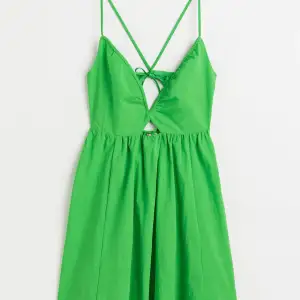 Säljer min gröna miniklänning från h&m då den inte kommer till användning, endast använd 1-2 gånger och i nyskick!💕Strl S men passar lika gärna XS, nypris 349 kr (köpare står själv för frakt)❤️