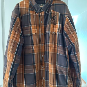 Harley Sherpa Fleece. Riding Jacket.  - Gammal (2017) och svår att få tag på. Grymt skön. Använd men i riktigt bra skick.  Aldrig tvättad.  Storlek XXL. 