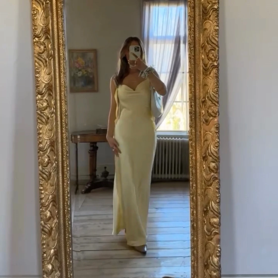 Gul satinklänning  - 90