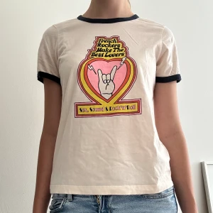 T-shirt från sandro - En cool T-shirt från sandro Paris. Säljer då den inte kommer till användning längre. Storlek står inte men passar som S. Pris kan diskuteras 