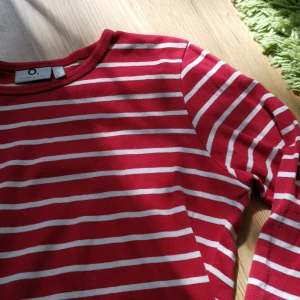 Randig tröja - Röd och vitrandig tröja från polaren o pyret. Storlek S, fint skick. Hämtning, annars betalas frakt av köparen. Bara att skriva vid frågor eller bud! 🌻 