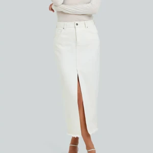 Vit lång Jeanskjol  - Vit jeanskjol ifrån Gina tricot, helt oanvänd med prislapp kvar. Nypris 499!!💓